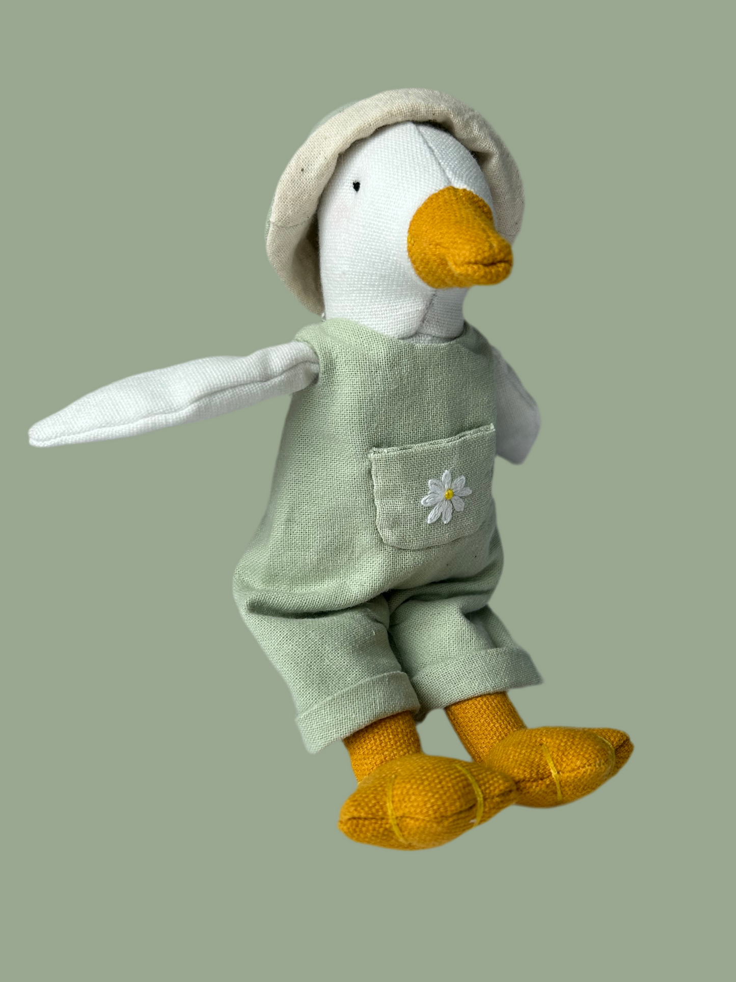 Patita Menta con jumpsuit y gorrito de sol reversible