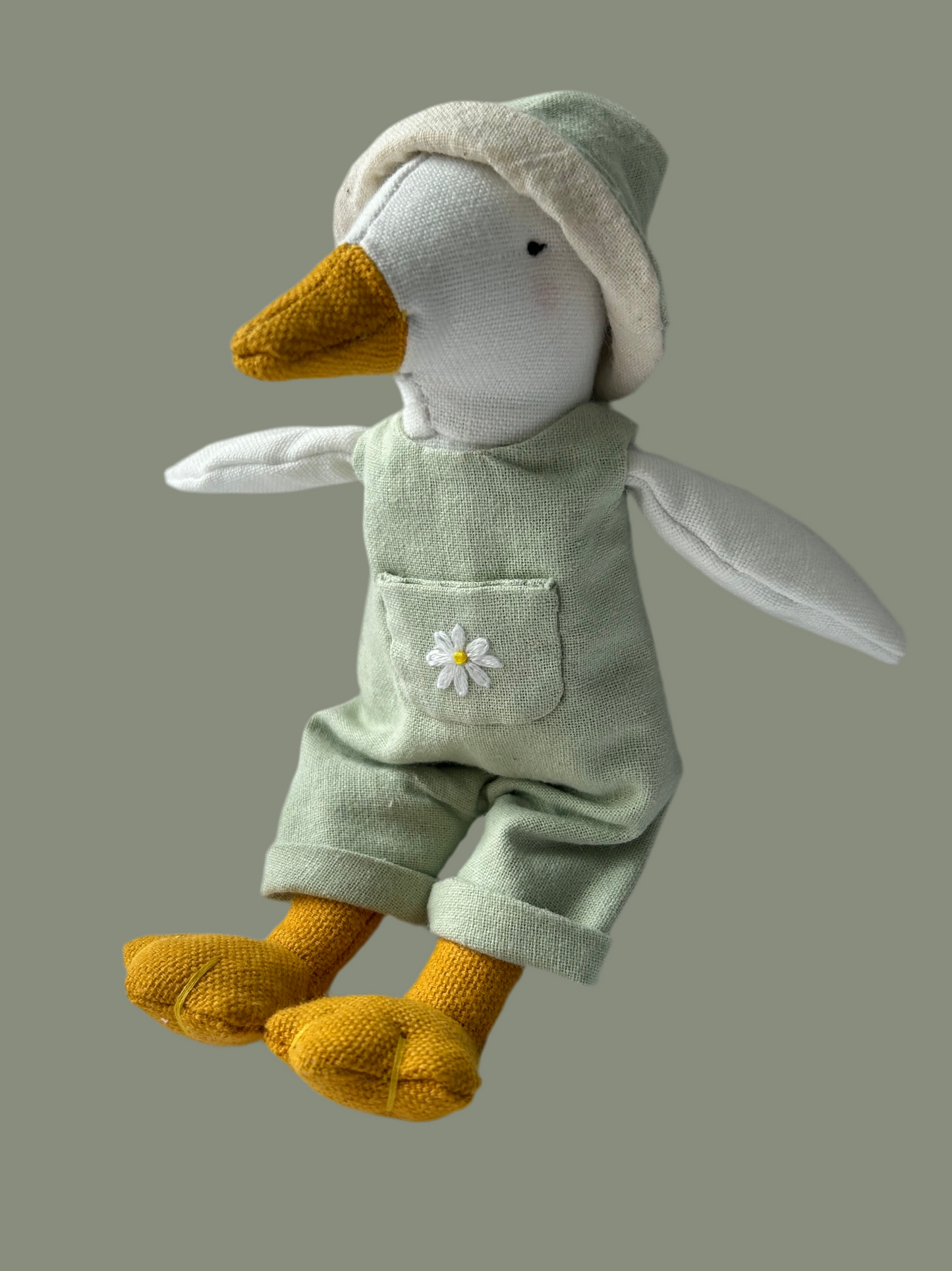 Patita Menta con jumpsuit y gorrito de sol reversible